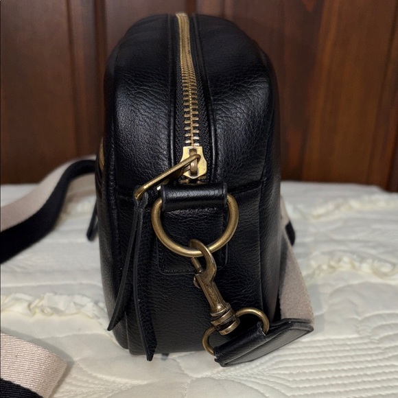Universal Thread Black Faux Leather Bag with Gold Zipper EUC - Picture 8 of 12